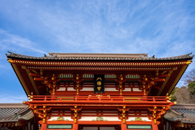 鎌倉の代表的な観光名所・鶴岡八幡宮の朱色の楼門