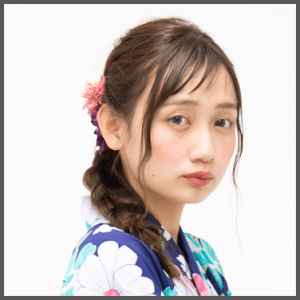 三つ編みした浴衣の女性