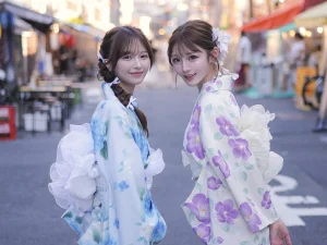 後ろ姿が可愛く盛れて選び放題の浴衣を着た女性2名