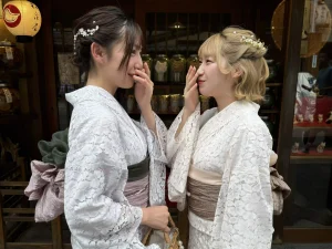 学割を利用してかわいいレース浴衣で花火大会に行く二人