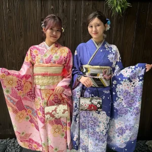 ピンクとパープルの振袖