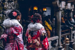 冬に着物散策する女性達