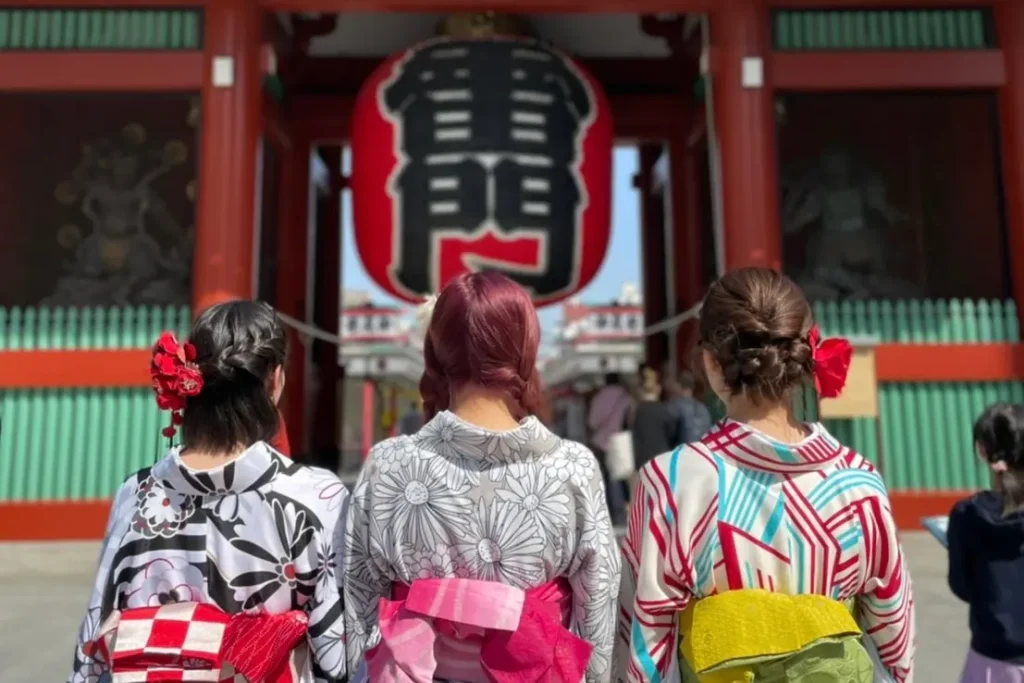 映えスポットの雷門と着物レンタルする女性