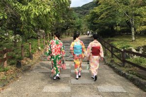 グループで着物レンタルする女性達
