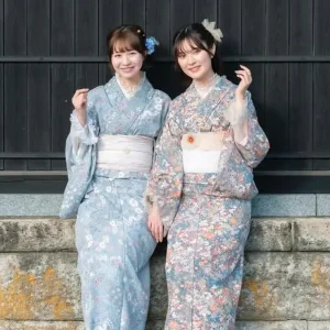 アンティーク着物の女性二人組