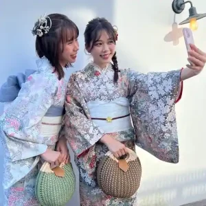 レトロな着物を着て浅草で写真撮影