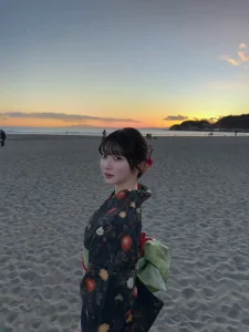 海辺で散歩する着物の女性