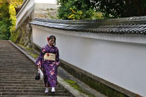 階段を下る着物女性