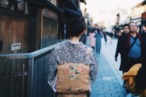 着物女性の後ろ姿