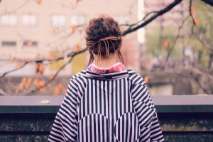 羽織を着た着物女性