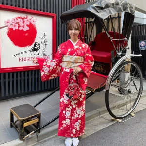 赤い着物をレンタルして人力車オプションを利用