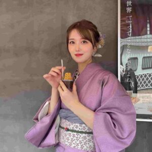 紫の無地の正絹着物を着て浅草散策