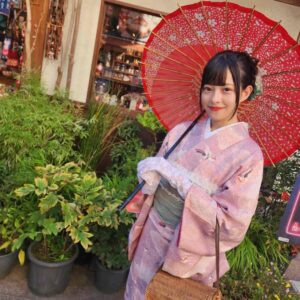 和傘をさす着物の女性