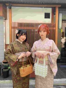 正絹のアンティーク着物をレンタルした二人組