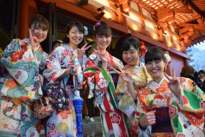 浅草寺の前の着物レンタルした女性