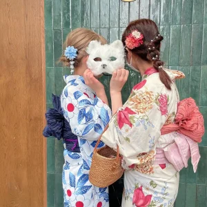 お面をもった浴衣姿の女性